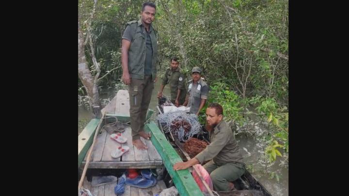 কয়রায় ৩ শতাধিক হরিণ ধরার ফাঁদ সহ নৌকা জব্দ